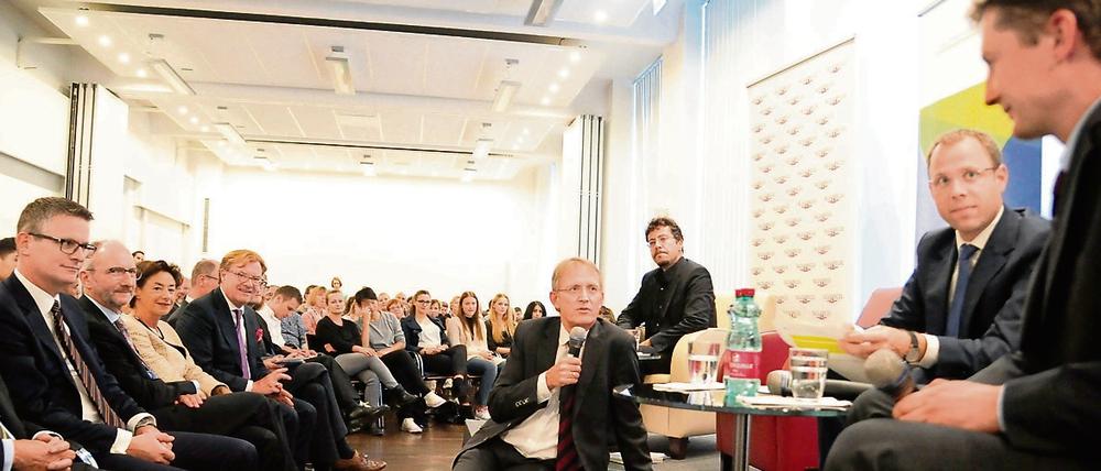 Gut besucht. Tagesspiegel-Chefredakteur Stephan-Andreas Casdorff (mit Mikrofon) vor Bernd Ladwig (FU), Mario Czaja und Mathias Hamann (Stadtmission).
