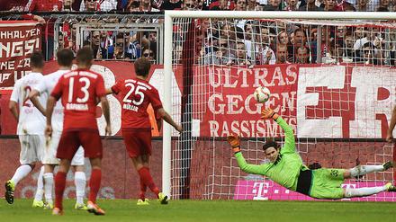 Geschenkt! Thomas Müller verwandelt, was nicht verwandelt werden hätte dürfen .