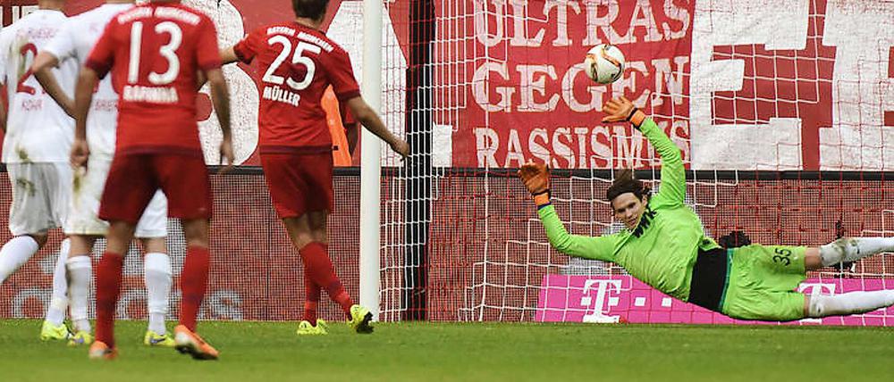 Geschenkt! Thomas Müller verwandelt, was nicht verwandelt werden hätte dürfen .