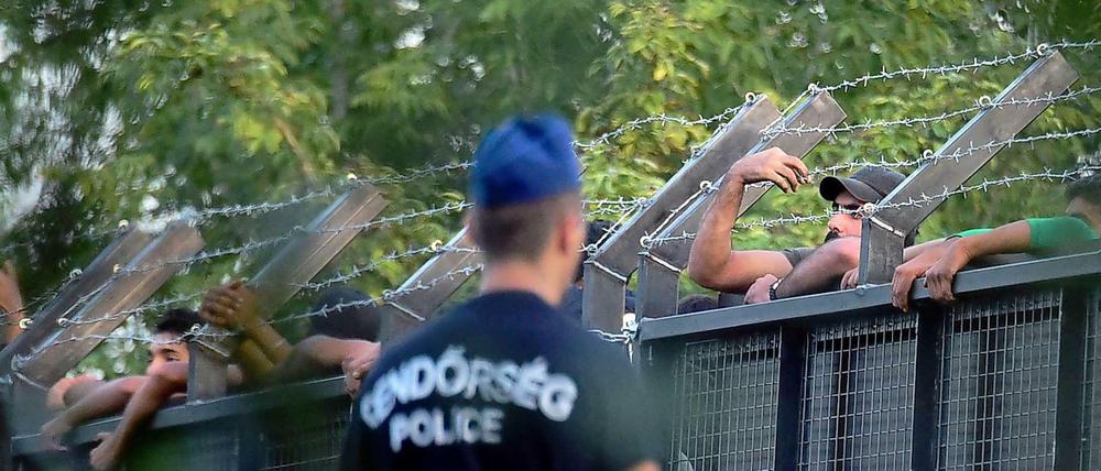 Flüchtlinge auf serbischer Seite am Grenzübergang Röszke