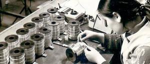 Stück um Stück. Während ihrer Zeit in Köln verrichtete Eleni Apostolidou verschiedenste Arbeiten. Unter anderem wickelte sie Stahlbänder auf Spulen. 