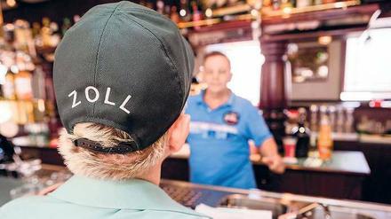 Stimmt der Lohn? 1600 zusätzliche Zöllner sollen kontrollieren, doch bis die alle ausgebildet sind, werden einige Jahre vergehen. 