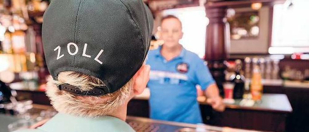 Stimmt der Lohn? 1600 zusätzliche Zöllner sollen kontrollieren, doch bis die alle ausgebildet sind, werden einige Jahre vergehen.