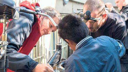 Läuft doch! Zusammen mit Flüchtlingskindern wurden Räder repariert oder Buddelkästen wieder hergerichtet.