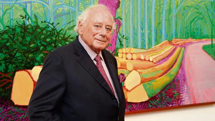 Sammler Reinhold Würth vor David Hockneys Gemälde "Gerfällte Bäume auf Woldgate", das in der Ausstellung im Martin-Gropius-Bau zu sehen ist. 