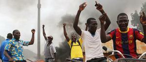 Am Freitag haben sich Gegner des Militärregimes in Burkina Faso trotz eines Demonstrationsverbots immer wieder gesammelt, um ihren Widerstand gegen den Militärputsch zu zeigen. Im Hintergrund brennen Barrikaden. 