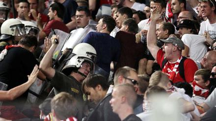 Mit voller Härte. Die Polizei geht gegen Bayern-Fans in Piräus vor.