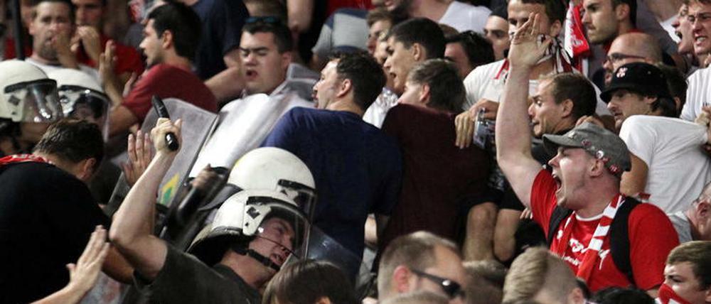 Mit voller Härte. Die Polizei geht gegen Bayern-Fans in Piräus vor.