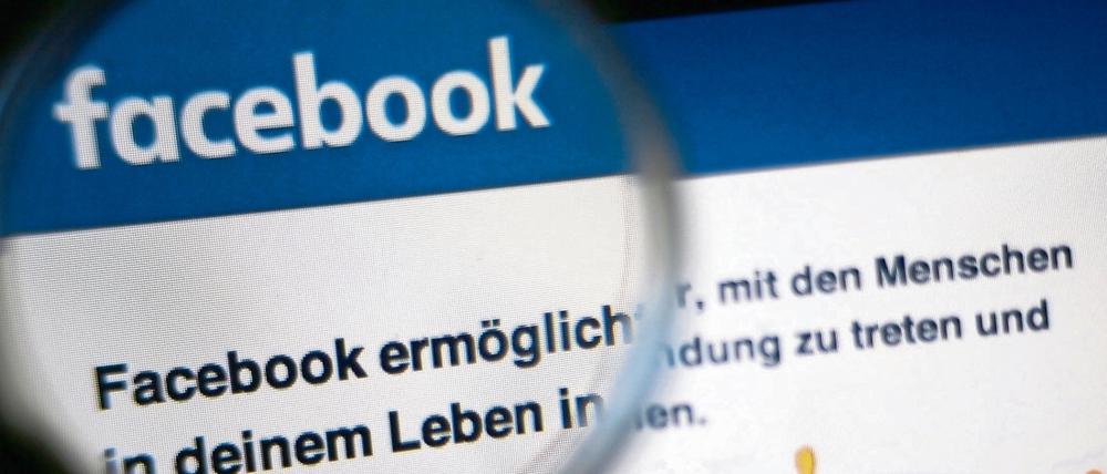 Facebook schweigt darüber, wie viele deutschsprachige Mitarbeiter von Nutzern gemeldete Kommentare prüfen und gegebenenfalls löschen.