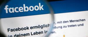 Facebook schweigt darüber, wie viele deutschsprachige Mitarbeiter von Nutzern gemeldete Kommentare prüfen und gegebenenfalls löschen. 