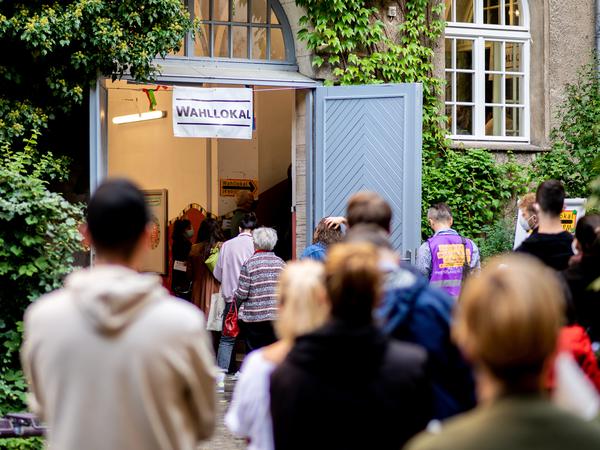 Zahlreiche Wählerinnen und Wähler warteten im Berliner Stadtteil Prenzlauer Berg in einer langen Schlange vor einem Wahllokal. 