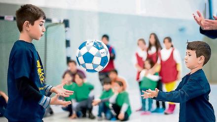Flüchtlingskinder aus dem Irak spielen in einer Sporthalle in Berlin. Viele Vereine engagieren sich für die Integration der Flüchtlinge. 