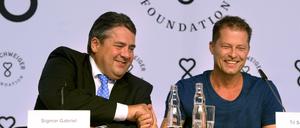 Verstehen sich gut: Vizekanzler und SPD-Chef Sigmar Gabriel ist Beirat in der Stiftung von Schauspieler Til Schweiger (r.). 