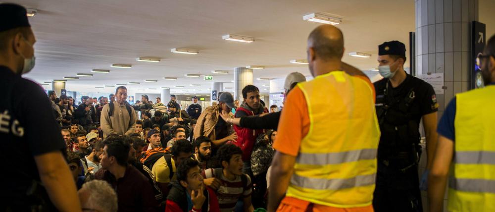 Flüchtlinge warten im Bahnhof Keleti in Budapest.