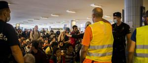 Flüchtlinge warten im Bahnhof Keleti in Budapest.