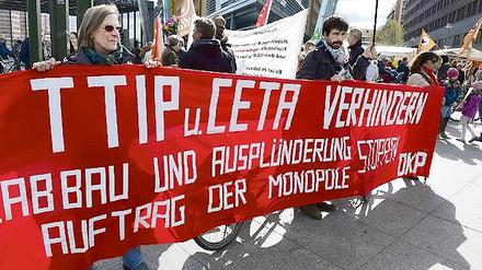 Der Vorwurf der TTIP-Gegner: Das aktuell geplante Schiedsgerichtssystem gibt den Unternehmen zu viel Macht.