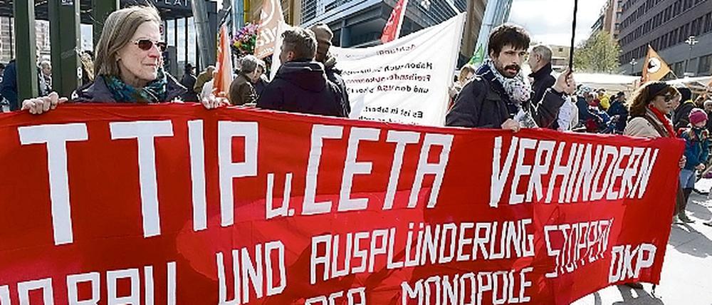 Der Vorwurf der TTIP-Gegner: Das aktuell geplante Schiedsgerichtssystem gibt den Unternehmen zu viel Macht.