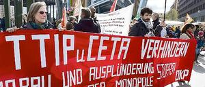 Der Vorwurf der TTIP-Gegner: Das aktuell geplante Schiedsgerichtssystem gibt den Unternehmen zu viel Macht.