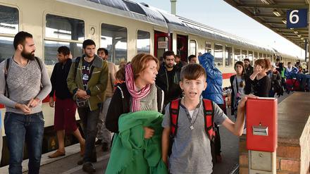 Angekommen. Bereits am Dienstag traf ein Sonderzug mit Flüchtlingen in Schönefeld ein.