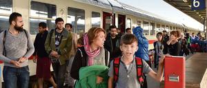 Angekommen. Bereits am Dienstag traf ein Sonderzug mit Flüchtlingen in Schönefeld ein.
