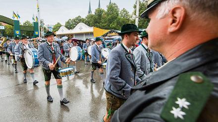 Ein Polizist beobachtet am 20.09.2014 den Einzug der Festwirte beim 181. Münchner Oktoberfest auf der Theresienwiese in München (Bayern). Am 15.09.2015 stellt die Polizei und das Kreisverwaltungsreferat in München während einer Pressekonferenz das Sicherheitskonzept für das Oktoberfest 2015 vor.