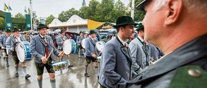 Ein Polizist beobachtet am 20.09.2014 den Einzug der Festwirte beim 181. Münchner Oktoberfest auf der Theresienwiese in München (Bayern). Am 15.09.2015 stellt die Polizei und das Kreisverwaltungsreferat in München während einer Pressekonferenz das Sicherheitskonzept für das Oktoberfest 2015 vor. 