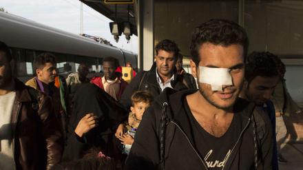Flüchtlinge verlassen am Sonntagnachmittag in Schönefeld den Sonderzug aus München.