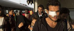 Flüchtlinge verlassen am Sonntagnachmittag in Schönefeld den Sonderzug aus München.