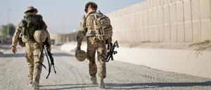 Soldaten der Bundeswehr gehen mit ihrer Ausrüstung durchs Feldlager in Kundus in Afghanistan. Bundesentwicklungsminister Gerd Müller (CSU) hat eine neue Debatte über ihren Abzug eröffnet.