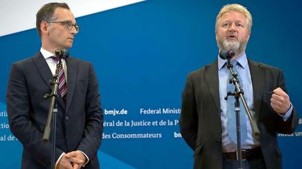 Gut zuhören: Bundesjustizminister Heiko Maas lauscht den Ausführungen von Facebook-Manager Richard Allen
