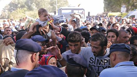 Viele Flüchtlinge in Tovarnik sind erschöpft, der Ton wird rauer, die Forderung ist immer dieselbe: "Wir wollen nach Deutschland."