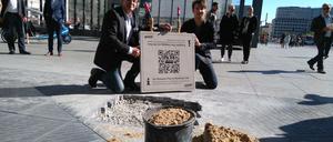 Vor der Montage. Mit dem QR-Code lässt sich eine fotografische Reise in die Vergangenheit des Potsdamer Platzes unternehmen.