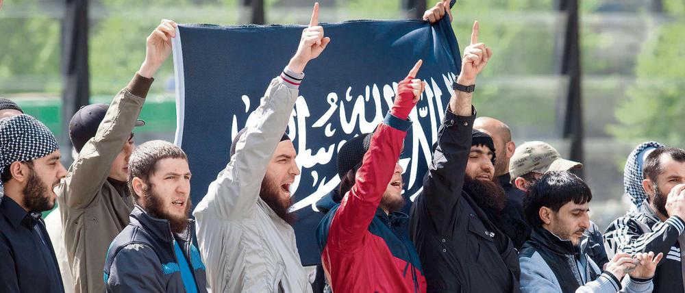 Radikale Salafisten bei einer Kundgebung auf dem Potsdamer Platz in Berlin.
