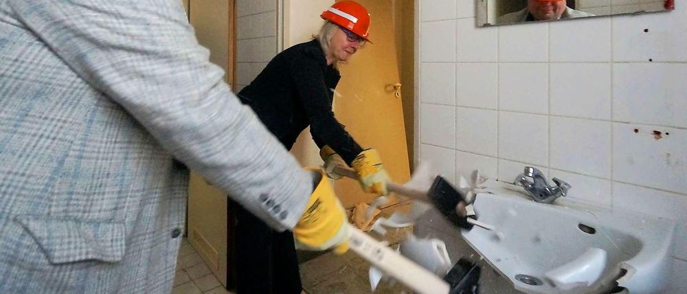 Scherben bringen Glück. Jörg Friedl von der Stadtmission und Ute Möbus (Deutsche Bahn) schaffen Platz für das Hygienecenter im früheren Personal-WC.