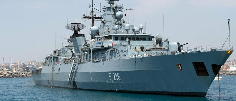 Die Bundesmarine, hier die Fregatte "Schleswig-Holstein", kämpft künftig auch gegen Schleuserbanden im Mittelmeer.