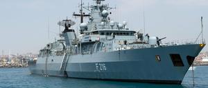 Die Bundesmarine, hier die Fregatte "Schleswig-Holstein", kämpft künftig auch gegen Schleuserbanden im Mittelmeer.