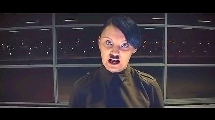 Ein Ausschnitt aus dem Video einer Kampagne gegen Hassreden in Polen: Ein Mädchen wird zu einer Hitler-Figur. Das sorgt für Diskussionen. 