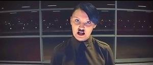 Ein Ausschnitt aus dem Video einer Kampagne gegen Hassreden in Polen: Ein Mädchen wird zu einer Hitler-Figur. Das sorgt für Diskussionen. 