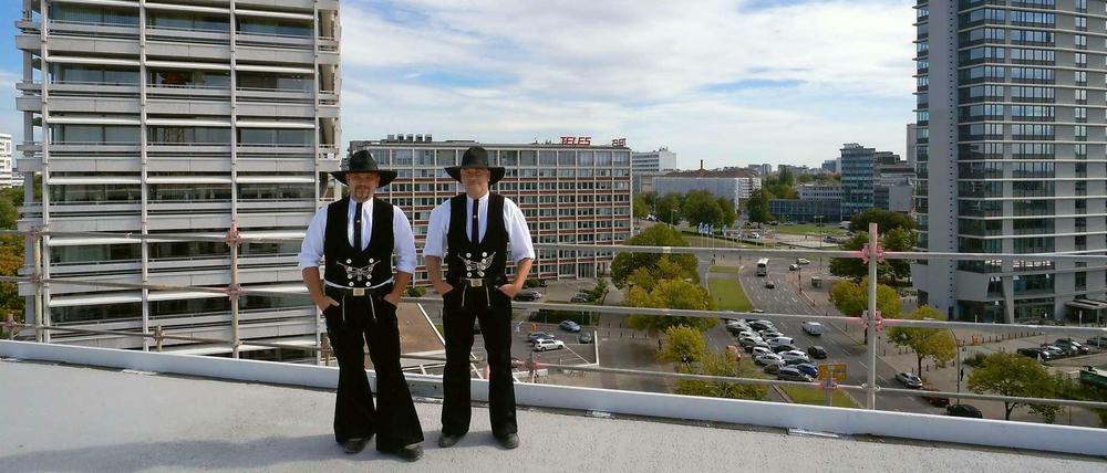 Am Mittwoch wurde Richtfest für den Neubau der Deutschen Bank am Ernst-Reuter-Platz gefeiert, hier stehen Poliere auf dem Dach. Links dahinter sieht man das alte Bankhochhaus.
