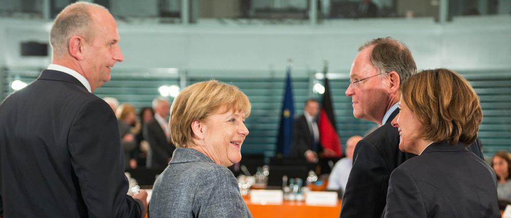 Bundeskanzlerin Angela Merkel (CDU) begrüßt bei der Sondersitzung der Ministerpräsidenten der Länder Malu Dreyer (SPD), Ministerpräsidentin von Rheinland-Pfalz. Daneben stehen Dietmar Woidke (links, SPD), Ministerpräsident von Brandenburg und Stephan Weil (2. von rechts, SPD), Ministerpräsident von Niedersachsen.