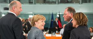 Bundeskanzlerin Angela Merkel (CDU) begrüßt bei der Sondersitzung der Ministerpräsidenten der Länder Malu Dreyer (SPD), Ministerpräsidentin von Rheinland-Pfalz. Daneben stehen Dietmar Woidke (links, SPD), Ministerpräsident von Brandenburg und Stephan Weil (2. von rechts, SPD), Ministerpräsident von Niedersachsen.