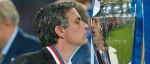 Startkuss einer großen Karriere: Jose Mourinho nach seinem ersten Triumph in der Champions League.