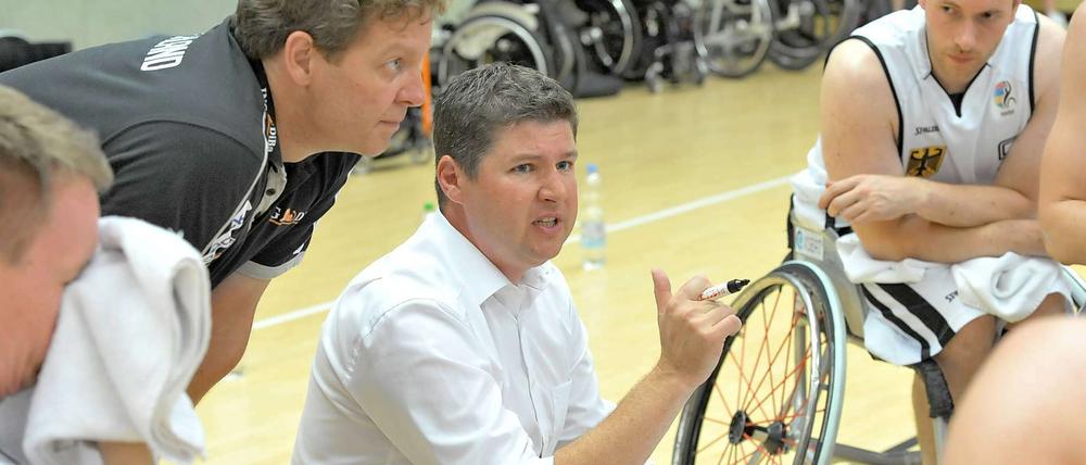 Enagagiert. Rollstuhlbasketball-Bundestrainer Nicolai Zeltinger (Mitte).