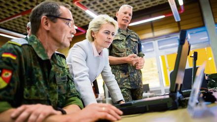 Verteidigungsministerin Ursula von der Leyen (CDU) lässt sich im Juli im in Euskirchen bei der Cyberabwehrtruppe die IT-Systeme erklären.