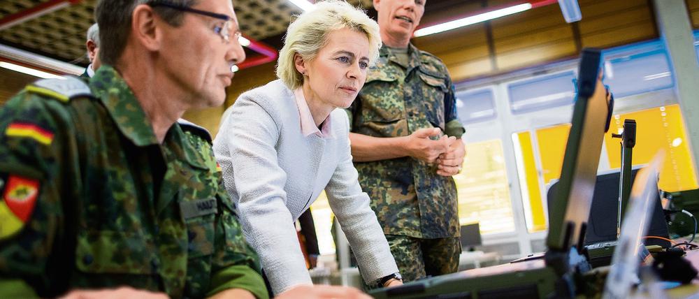 Verteidigungsministerin Ursula von der Leyen (CDU) lässt sich im Juli im in Euskirchen bei der Cyberabwehrtruppe die IT-Systeme erklären.