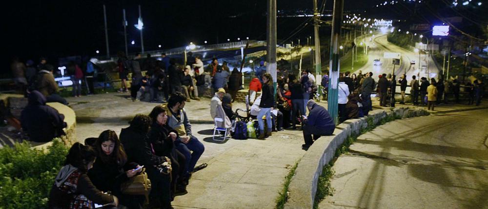 Tausende Menschen harren nach dem schweren Erdbeben in Chile auf den Straßen aus.