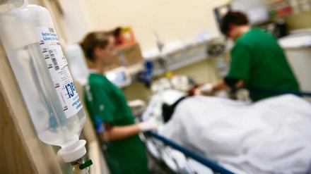 Überfordert. In deutschen Kliniken müssen zu wenige Pflekräfte zu viele Patienten versorgen. 