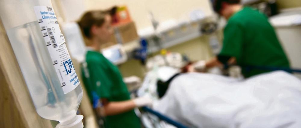 Überfordert. In deutschen Kliniken müssen zu wenige Pflekräfte zu viele Patienten versorgen.
