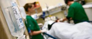 Überfordert. In deutschen Kliniken müssen zu wenige Pflekräfte zu viele Patienten versorgen. 