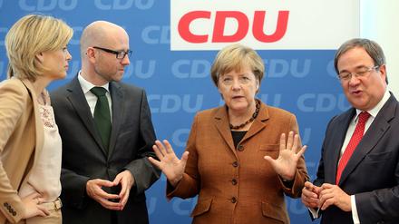 Wo lang? Bundeskanzlerin Angela Merkel unterhält sich am 14.09.2015 zu Beginn der Parteivorstandssitzung der CDU im Konrad-Adenauer-Haus in Berlin mit der stellvertretenden Vorsitzenden der Partei, Julia Klöckner (l), Generalsekretär Peter Tauber und mit dem Chef der nordrhein-westfälischen CDU, Armin Laschet (r). 